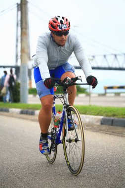 FLORIANOPOLIS - SANTA CATARINA, BRAZIL, 31 Mayıs 2009 'da Florianopolis - Santa Catarina - Brezilya' da düzenlenen Ironman triatlon yarışında kimliği belirsiz bir yarışmacı yarıştı..