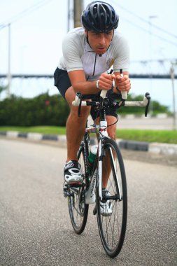 FLORIANOPOLIS - SANTA CATARINA, BRAZIL, 31 Mayıs 2009 'da Florianopolis - Santa Catarina - Brezilya' da düzenlenen Ironman triatlon yarışında kimliği belirsiz bir yarışmacı yarıştı..