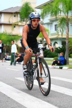 FLORIANOPOLIS - SANTA CATARINA, BRAZIL, 31 Mayıs 2009 'da Florianopolis - Santa Catarina - Brezilya' da düzenlenen Ironman triatlon yarışında kimliği belirsiz bir yarışmacı yarıştı..