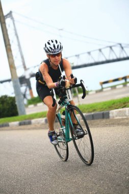 FLORIANOPOLIS - SANTA CATARINA, BRAZIL, 31 Mayıs 2009 'da Florianopolis - Santa Catarina - Brezilya' da düzenlenen Ironman triatlon yarışında kimliği belirsiz bir yarışmacı yarıştı..