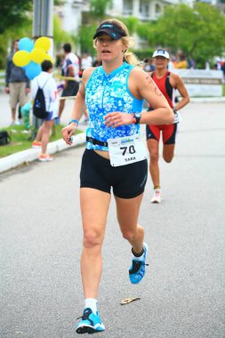 FLORIANOPOLIS - SANTA CATARINA, BRAZIL, 31 Mayıs 2009 'da Florianopolis - Santa Catarina - Brezilya' da düzenlenen Ironman triatlon yarışında kimliği belirsiz bir yarışmacı yarıştı..