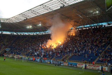 Futbol taraftarları stadyumda  