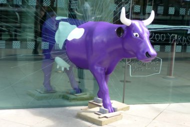 13 Haziran 2009 'da Londra' daki Royal Festival Salonu 'nun önünde çekilen E4 Udderbelly için inek şeklinde bir promosyon ürünü.