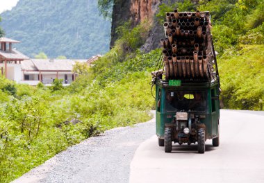 Dağlarda boruları olan eski bir araba.