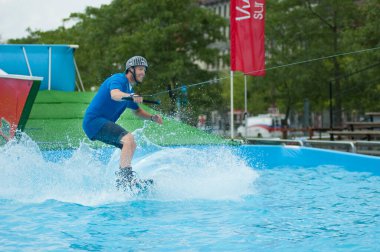 Dümendeki adam Wakeboard 'da