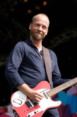 Kashmir sahnede oynuyor.