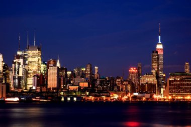 Empire State Binası kırmızı, beyaz ve maviyi aydınlatıyor.