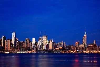 Empire State Binası kırmızı, beyaz ve maviyi aydınlatıyor.