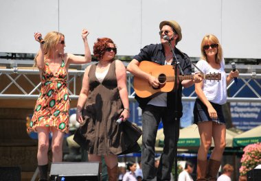 Jeb Brown, Lauren Kennedy ve diğerleri.