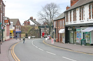 Frodsham Village Cheshire 'da alışveriş yapıyor.
