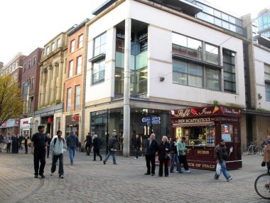 Manchester, İngiltere 'de alışveriş. Sokakta yürüyen insanlar
