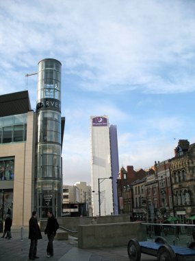 Manchester, İngiltere 'de alışveriş. Sokakta yürüyen insanlar