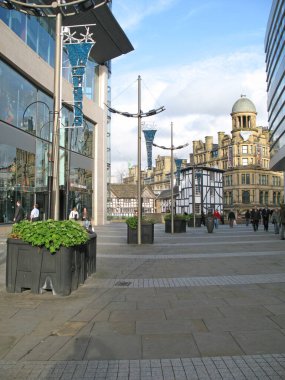 Manchester, İngiltere 'de alışveriş. Sokakta yürüyen insanlar