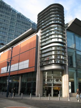 Manchester, İngiltere 'de alışveriş. Sokakta yürüyen insanlar