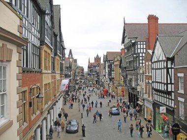 Chester, England, İngiltere 'de sokakta turistler ve müşteriler.
