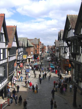 Chester, England, İngiltere 'de sokakta turistler ve müşteriler.