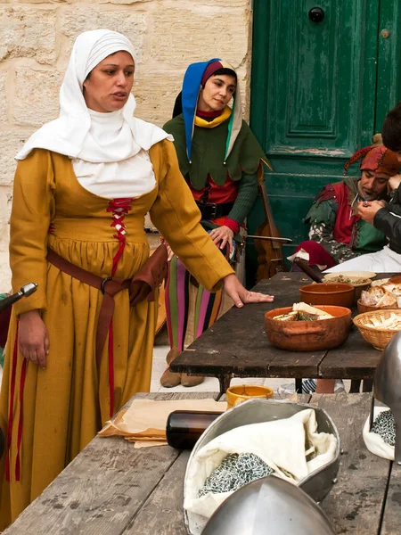 Ludzie Średniowiecznej Tawernie Świeżym Powietrzu — Zdjęcie stockowe