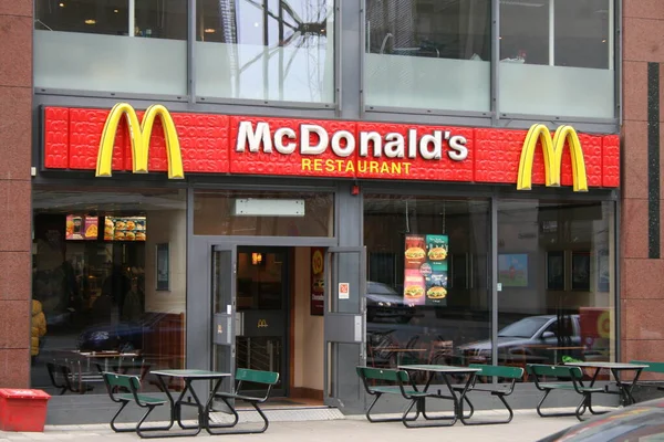 Mcdonald Restaurant Entrance — Stock Photo, Image