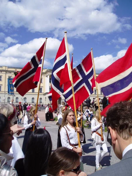 Vlaggen Noorse Nationale Dag Voor Het Koninklijk Kasteel — Stockfoto