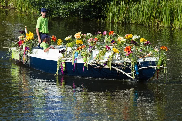 Westland Floating Flower Parade 2010 Нидерланды — стоковое фото