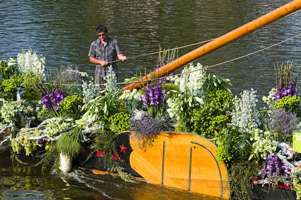 Westland Floating Flower Parade 2010 Alankomaat — kuvapankkivalokuva
