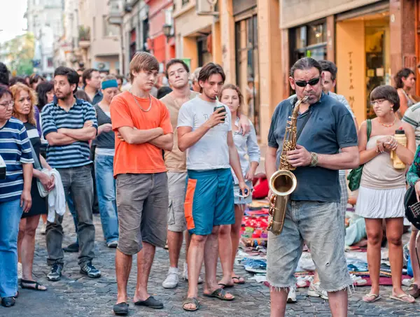 Şehirde Sokak Müzisyenleri Çalıyor — Stok fotoğraf