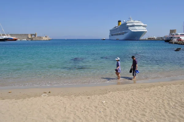 海の美しい景色 ビーチやクルーズ船を歩くカップル — ストック写真