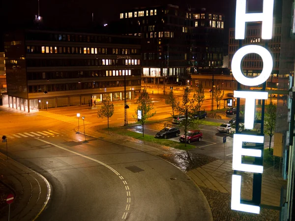 Şehirde Gece Otel Tabelası — Stok fotoğraf
