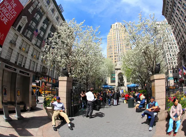 People Enjoy Sunny Spring Days Herald Square — Stock Photo, Image
