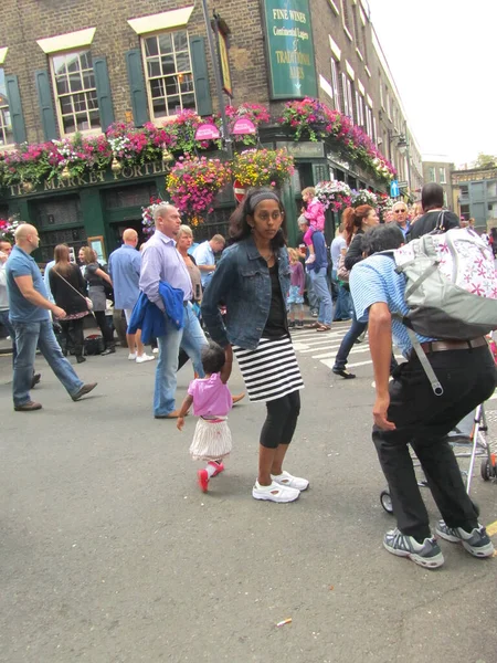 Неизвестные Посетители Рынка Боро Августа 2010 Года Лондоне — стоковое фото