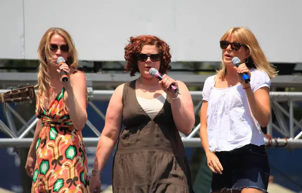 Lauren Kennedy, and others singing on stage