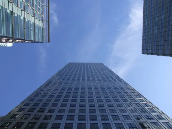Wolkenkratzer Über Blauem Himmel — Stockfoto