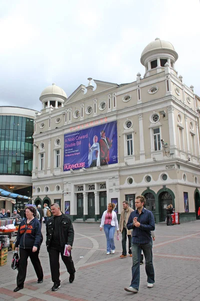 Shoppers Buiten Playhouse Theater Liverpool — Stockfoto