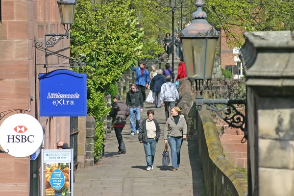 Turyści Sklepy Ulicy Chester Anglia — Zdjęcie stockowe