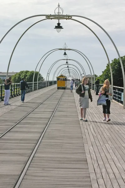 Touristen Auf Dem Southport Pier — Stockfoto
