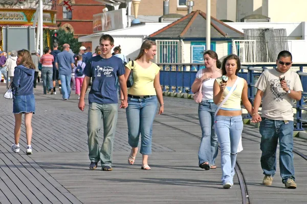 Touristen Auf Pier Sonniger Stadt — Stockfoto
