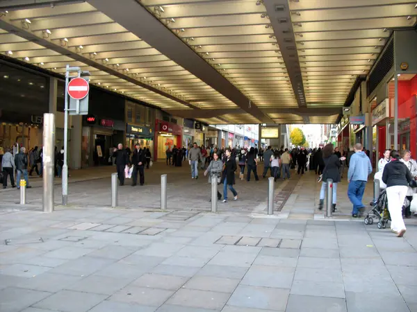 Compras Manchester Inglaterra Pessoas Andando Nas Ruas — Fotografia de Stock
