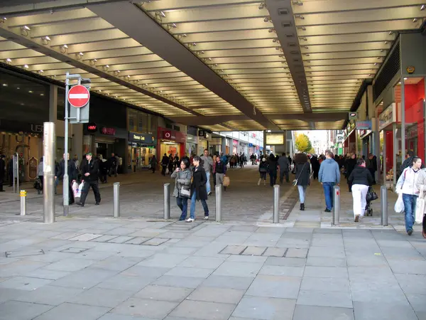 Zakupy Manchesterze Anglia Ludzie Chodzący Ulicami — Zdjęcie stockowe