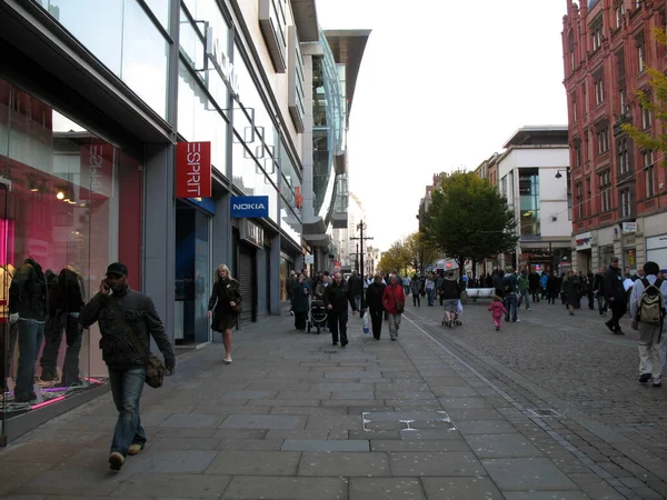 Ψώνια Στο Μάντσεστερ Της Αγγλίας Άνθρωποι Περπατούν Στους Δρόμους — Φωτογραφία Αρχείου