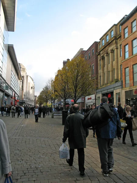 在英国曼彻斯特购物 在街上行走的人 — 图库照片