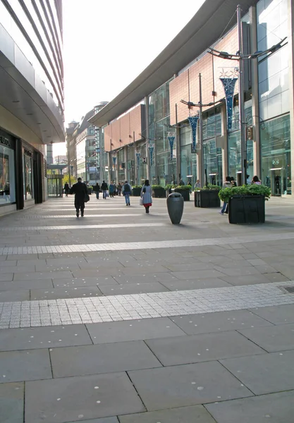 イギリスのマンチェスターでショッピング 通りを歩いている人々 — ストック写真