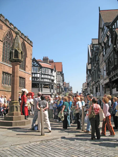 英国切斯特街上的游客和购物者 — 图库照片
