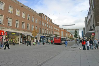 Exeter Şehir Merkezi 'nde alışveriş yapanlar