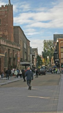 Exeter Şehir Merkezi 'nde alışveriş yapanlar