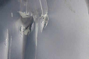 Camdaki araba boyası.