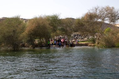 Mısır, Aswan yakınlarındaki Nil Nehri 'ndeki insanlar