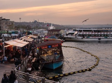 İstanbul 'daki Galata köprüsünde restoran tekneleri