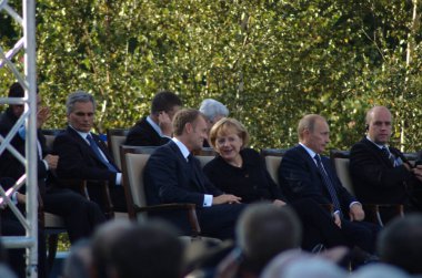 Tusk, Merkel and Putin celebrating 70th anniversary of World War II