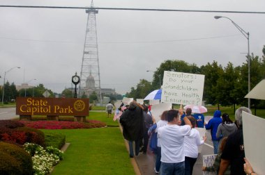 Gündüz vakti sağlık protestocularını vurdu
