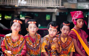 Toraja giysili çocuklar